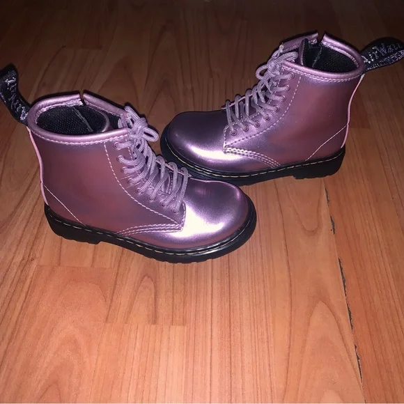 Dr. Martens Kids Boots in Metallic Purple - Picture 6 of 16